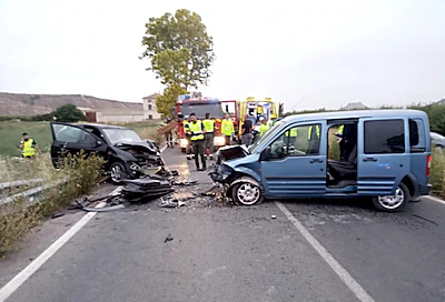 Tres heridos en un choque entre dos turismos en la carretera de Mula a Puebla de Mula